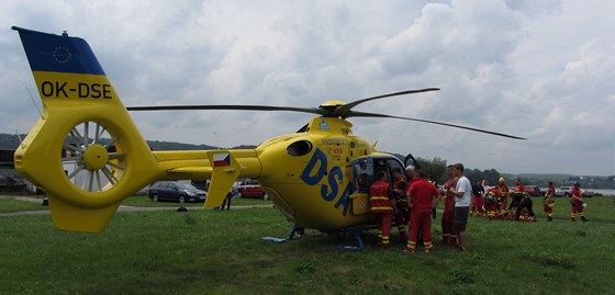 Spolujezdkyni musel transportovat vrtulník do nemocnice v Praze. (Ilustraní snímek)
