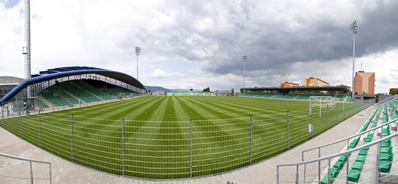 Od ervence 2012 mají chomutovtí fotbalisté nový stadion.   