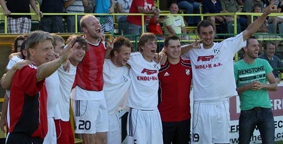 Fotbalisté HFK Olomouc slaví postup do druhé ligy.