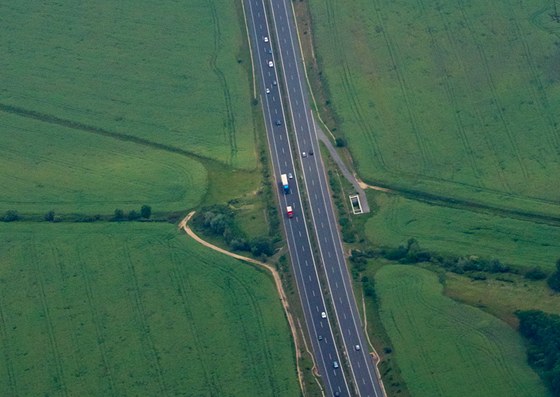 Rychlostní silnice R49 povede pes lesy Vizovických vrch (Ilustraní snímek).