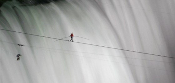 Nik Wallenda pekonává Niagarské vodopády na visutém lan (15. ervna 2012)