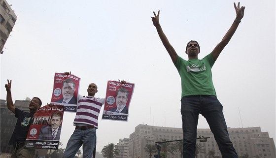 Píznivci Muhammada Mursího slaví jeho vítzství v prezidentských volbách. Kdo