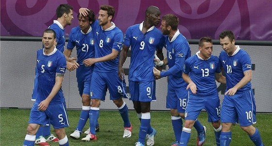 ITALSKÁ RADOST. Fotbalisté Itálie se radují z gólu Andrey Pirla (tetí zleva), Chorvaté ale pozdji vyrovnali na 1:1.