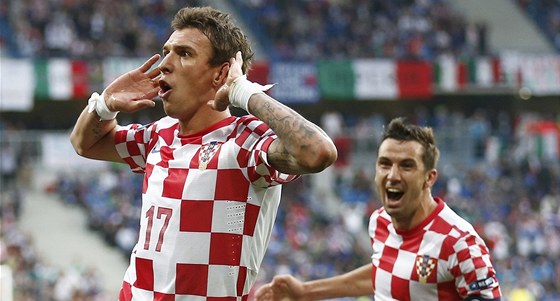 V RÁI. Chorvatský útoník Mario Manduki (vlevo) se raduje z gólu proti