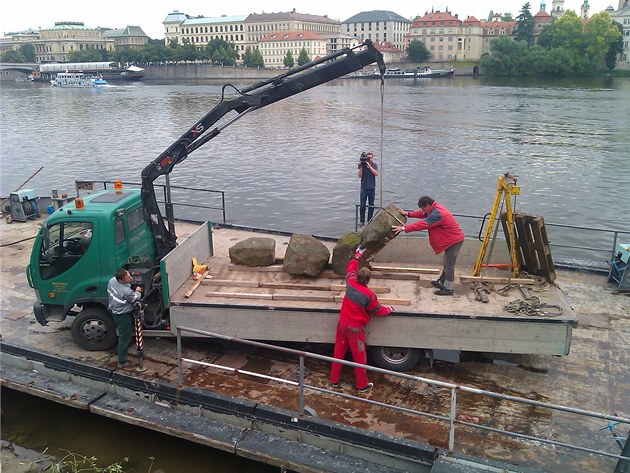 Z behu Vltavy byly vyzvednuty vzcácné kamenné kvádry, které pocházejí z