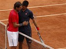 GRATULUJU. Srb Novak Djokovi gratuluje svmu panlskmu soupei k sedmmu