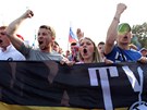 POCHOD RUS. Ulicemi Varavy pochodovalo na pt tisíc ruských fanouk.