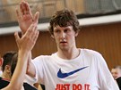JEN DO TOHO! Jan Veselý se po tréninku zdraví s mladými basketbalisty z BCM...