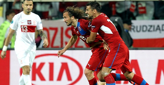 V EUFORII. Petr Jiráček (vlevo) a Milan Baroš se radují z branky, která V EUFORII. Petr Jiráček (vlevo) a Milan Baroš se radují z branky, která