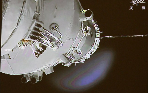 Loď Šen-čou 9 před spojením s experimentálním modulem Tchien-kung 1. Loď Šen-čou 9 před spojením s experimentálním modulem Tchien-kung 1.