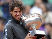 KOUSNUT DO POHRU. panl Rafael Nadal koue do Pohru muketr. Trofej pro...