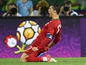GLOV SKLUZ. Portugalec Cristiano Ronaldo se svezl po trvnku na oslavu