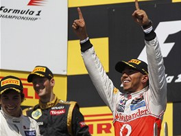 Lewis Hamilton (vpravo) oslavuje na pdiu sv vtzstv ve Velk cen Kanady.