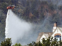 Helikoptéry, které nabírají vodu z nedalekých nádrí, kolikrát musí pilett a...