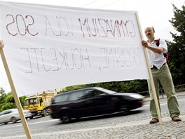 Nkolik stovek student Gymnázia Daická se selo ped Krajským úadem, aby...