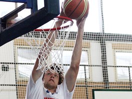 SME! Mladým ostravským basketbalistm pedvedl Jan Veselý nco ze svého...