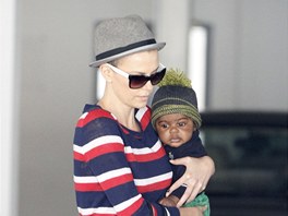 Ostíhaná Charlize Theronová a její syn Jackson (11. ervna 2012)