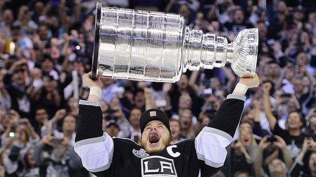 Slavn Stanleyv pohr zved nad hlavu tonk a kapitn Los Angeles Dustin Brown .