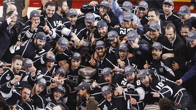 HISTORICKÁ CHVÍLE. Hokejisté Los Angeles slaví poprvé zisk Stanleyova poháru.