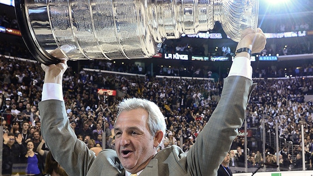 Stanleyv pohár pozvedl také kou vítz z Los Angeles Darryl Sutter. 