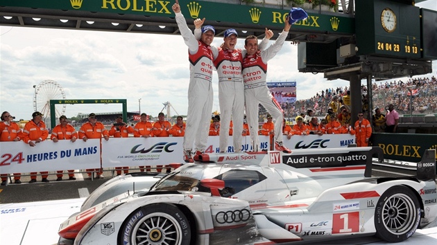 VÍTĚZNÁ POSÁDKA. Vytrvalostní závod 24 hodin Le Mans ovládli tito muži: Švýcar VÍTĚZNÁ POSÁDKA. Vytrvalostní závod 24 hodin Le Mans ovládli tito muži: Švýcar