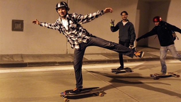 Monost projet se dokonovanmi Dobrovskho tunely vyuilo tm sedm set lid na kolech, bruslch a skateboardech.