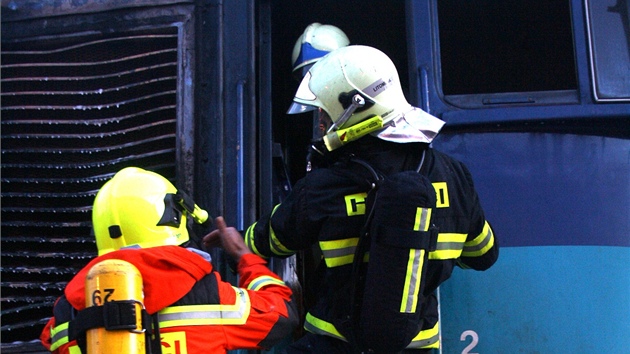 Strojvedouc se snail por lokomotivy uhasit penosnm hasicm pstrojem, podailo se to ale a hasim.