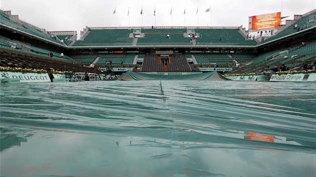 MSTO ANTUKY PLACHTA. Nedln finle mezi Djokoviem a Nadalem bylo na Roland Garros kvli deti perueno a dohrvalo se v pondl.