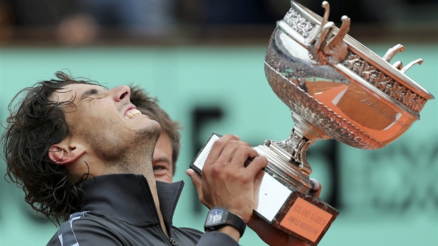 VÍTZ. panl Rafael Nadal posedmé ovládl tenisové Roland Garros. Pekonal tak