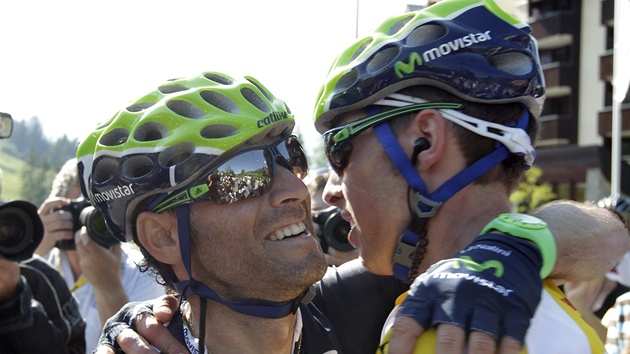 JSI PAÁK. panl Alejandro Valverde gratuluje svému týmovému kolegovi z