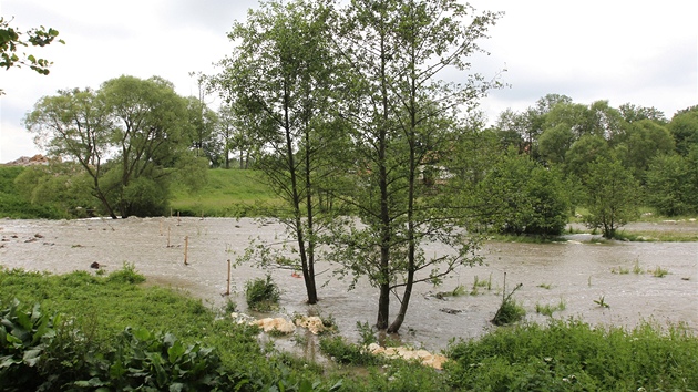 Hráz rybníka u Zachotína na Pelhimovsku se v minulém týdnu z ásti zítila. Hasii v ní museli vytvoit provizorní otvor pro odtok vody.