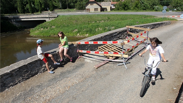 Historický most v Ronov nad Sázavou nyní slouí spí jan jako podpra pro provizorní devnou lávku. Zahájení oprav, které by mu mly vrátit pvodní podobu, brání spor dvou odbor jediného úadu.