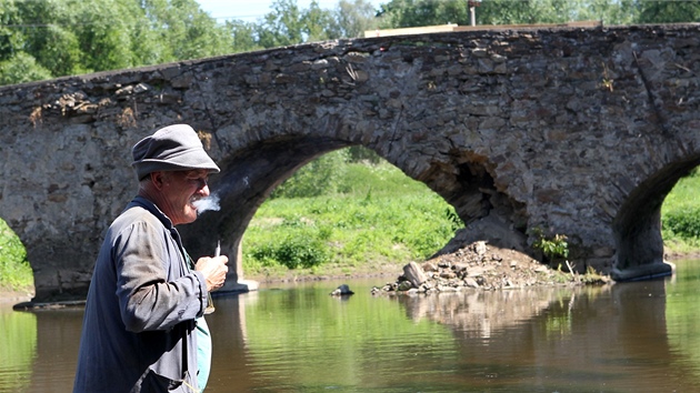 Historický most v Ronov nad Sázavou nyní slouí spí jan jako podpra pro provizorní devnou lávku. Zahájení oprav, které by mu mly vrátit pvodní podobu, brání spor dvou odbor jediného úadu.