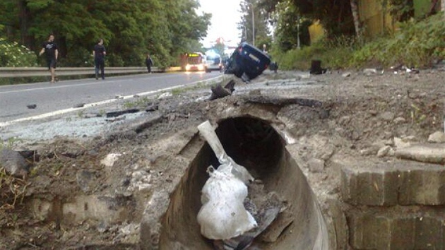 Auto jelo po pevrcen na stechu jet ticet metr betonovou strouhou...