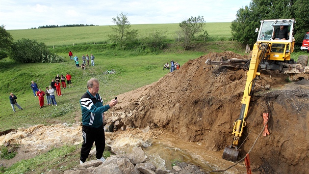 Protrená hráz rybníka Dolní Kladiny na Pelhimovsku.