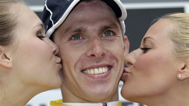 VE LUTM. Portugalsk cyklista Rui Costa se po druh etap Kolem vcarska oblkl do lutho trikotu.
