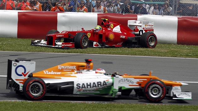 Felipe Massa (v pozadí) se po chyb dostává zpt na tra za Paulem di Restou.