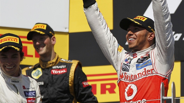 Lewis Hamilton (vpravo) oslavuje na pódiu své vítzství ve Velké cen Kanady.