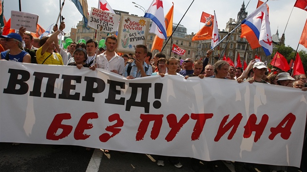 Na protivldnch demonstracch v Moskv se selo dajn a 100 000 lid
