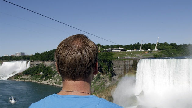 Nik Wallenda ped ekou Niagarou v kanadském Ontariu.