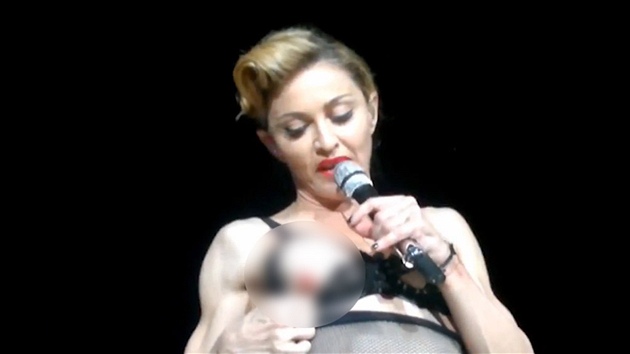 Madonna na koncert v Istanbulu ukázala bradavku.