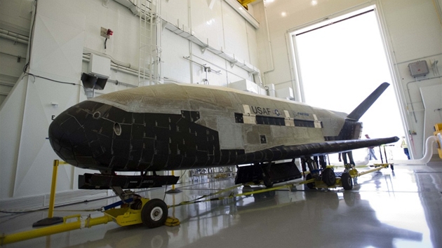 Miniraketoplán X-37B po pistání 16. ervna 2012 a odtaení do hangáru