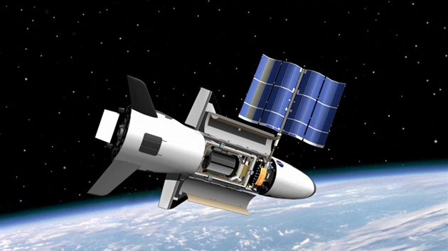 Miniraketopln X-37B na obn drze v pedstavch grafika. Vimnte si solrnch panel, kter stroj pouv k vrob elektrick energie.