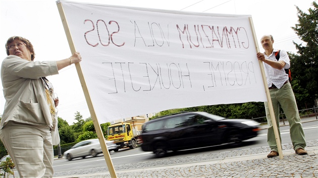 Za editelku gymnázia Jitku Svobodovou podepsali rodie petici. Studenti se vydali do ulic protestovat.