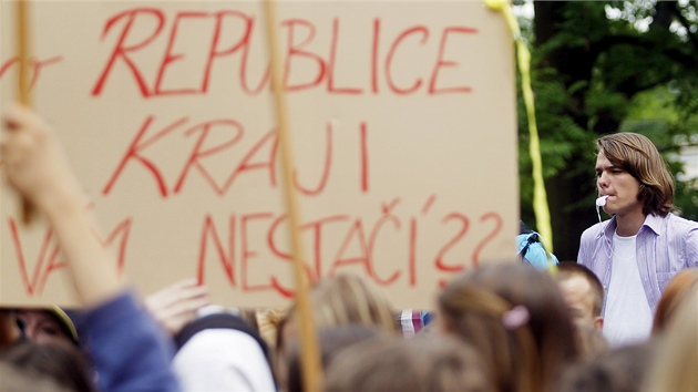 Za editelku gymnázia Jitku Svobodovou podepsali rodie petici. Studenti se vydali do ulic protestovat.