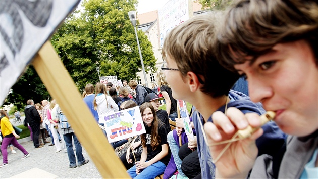 Za editelku gymnázia Jitku Svobodovou podepsali rodie petici. Studenti se vydali do ulic protestovat.