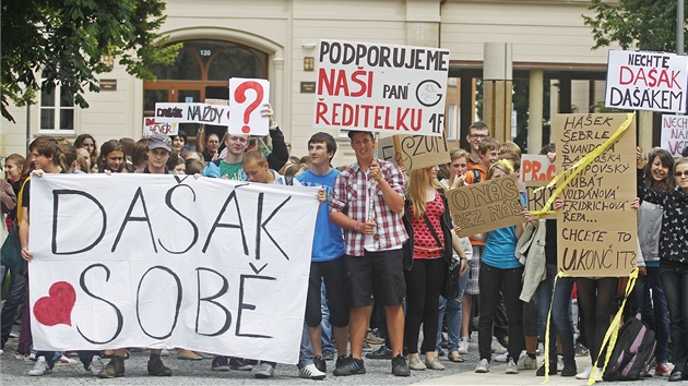 Za editelku gymnázia Jitku Svobodovou podepsali rodie petici. Studenti se vydali do ulic protestovat.