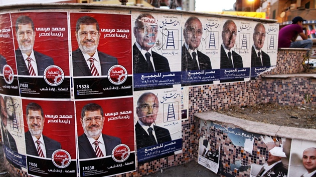 Volební plakáty Muhammada Mursího (na červeném podkladu) a Ahmada Šafíka (na Volební plakáty Muhammada Mursího (na červeném podkladu) a Ahmada Šafíka (na