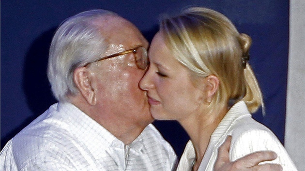 Zakladatel francouzské Národní fronty Jean-Marie Le Pen blahopeje své vnuce...