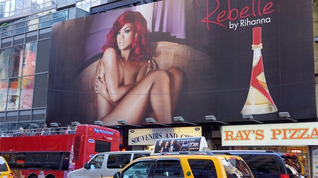 Obí billboard s Rihannou zdobí New York.